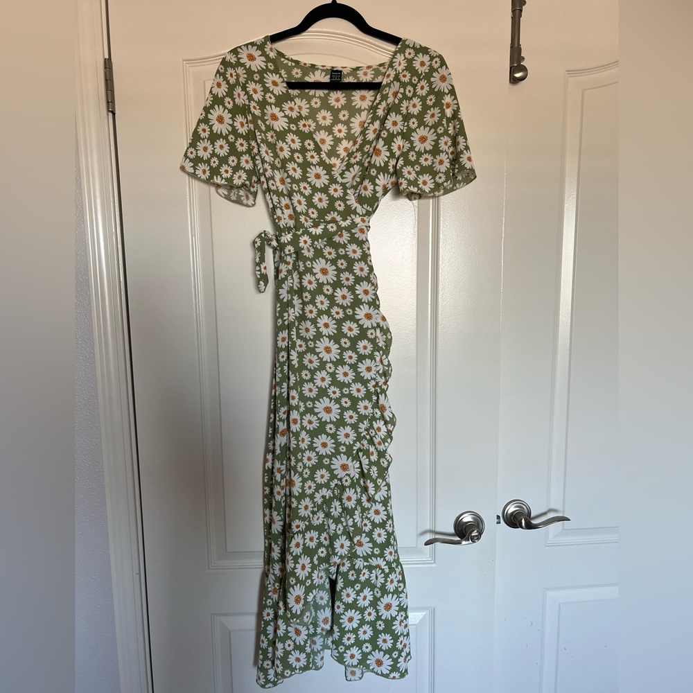 Maternity green daisy print wrap dress